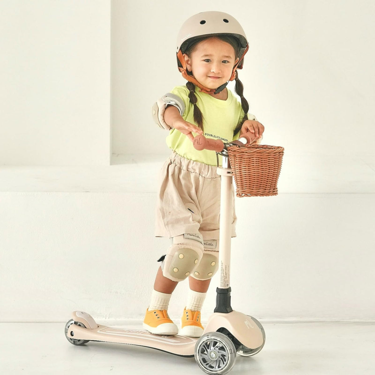 3-Wheel Foldable Toddler Scooter with LED Light-Up Wheels I9971